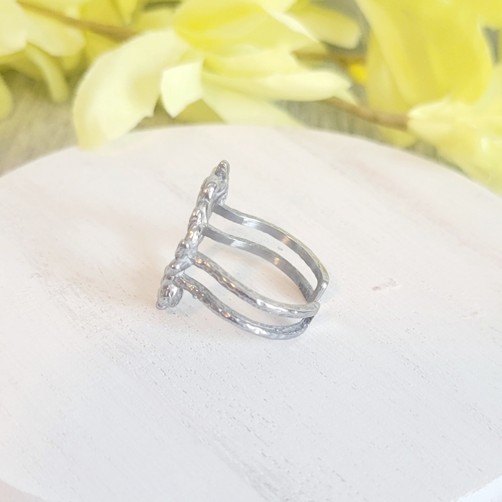 Adjustable Ring. Petal Design. - Picture 2 of 5